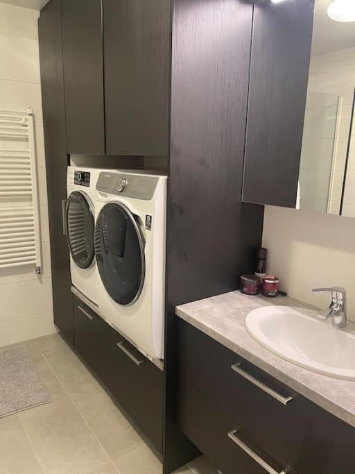 Beautiful Apartment Near Airport Njarthvik Esterno foto