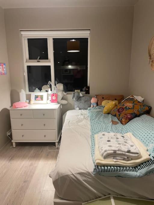 Beautiful Apartment Near Airport Njarthvik Esterno foto